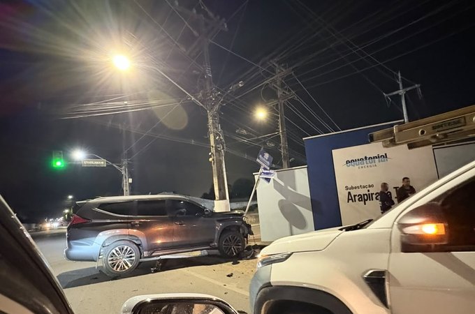 Mulher e criança ficam feridas após motorista avançar sinal e causar acidente em Arapiraca