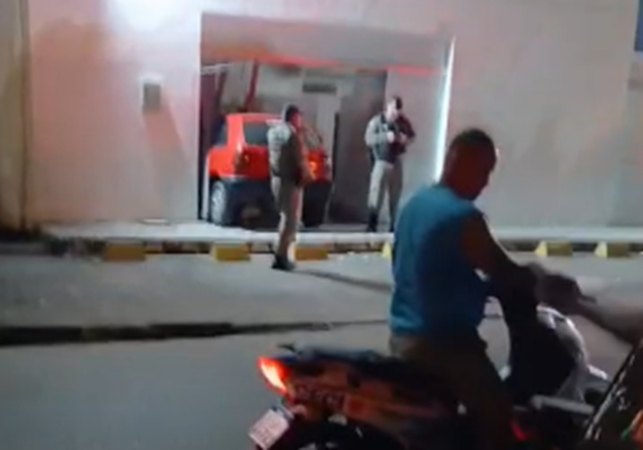 Carro desgovernado invade agência do Bradesco em Atalaia