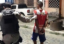 Cobrador de van fica ferido depois de imobilizar assaltante armado com faca