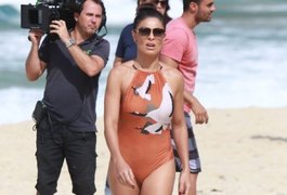 Bumbum de Juliana Paes chama atenção em praia do Rio