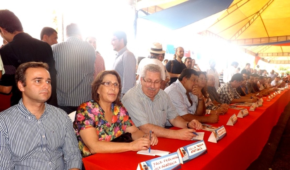 Célia e Yale participam de encontro de prefeitos em Paripueira