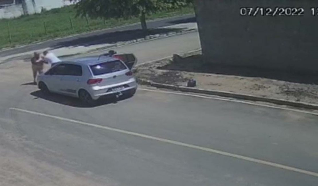 Vídeo mostra criminosos em carro e mulher reagindo a assalto no povoado Canaã