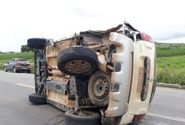 Colisão entre caminhonete e carro de passeio provoca grave acidente no Agreste