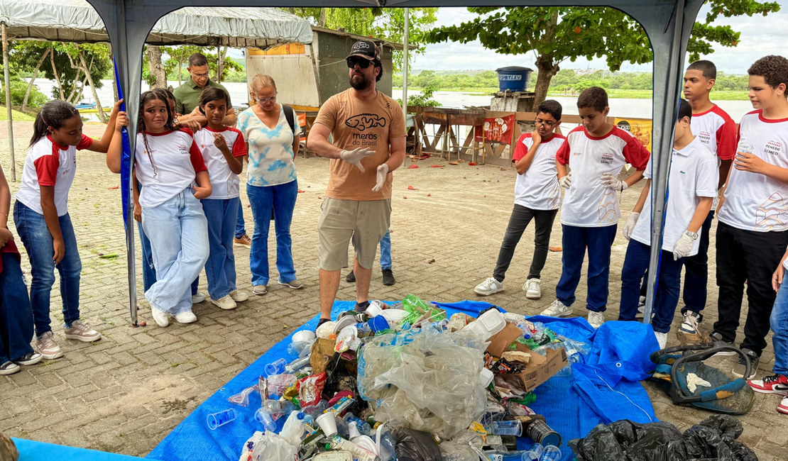 Estudantes da Escola Douglas Apratto participam de aula sobre conscientização ambiental na orla de Penedo