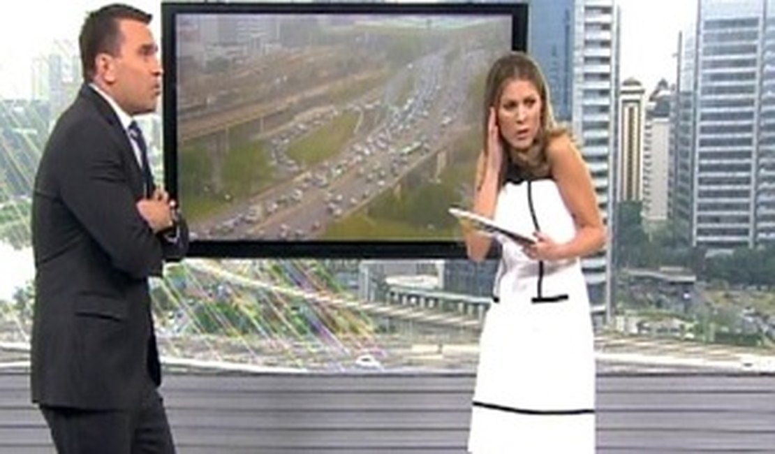 Rodrigo Bocardi e Jacqueline Brazil se assustam com explosão de lâmpada ao vivo
