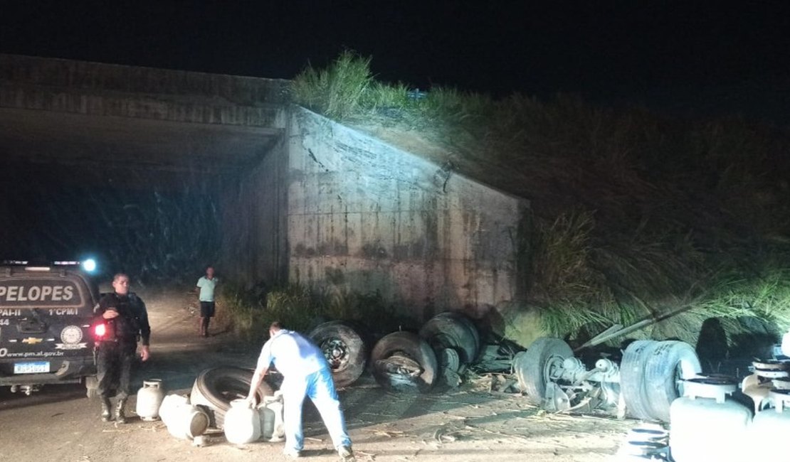 Caminhão com semi-reboque tomba com milhares de botijões de gás em Jequiá da Praia