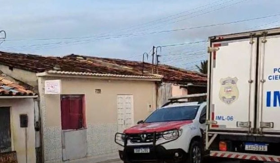 Em situação de rua, homem é executado na porta da casa da mãe, em Arapiraca