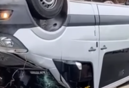 Van capota e fica com as rodas para cima na BR-316, em Atalaia