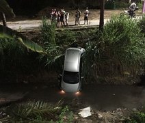 Veículo com três ocupantes cai em córrego após condutor perder controle da direção