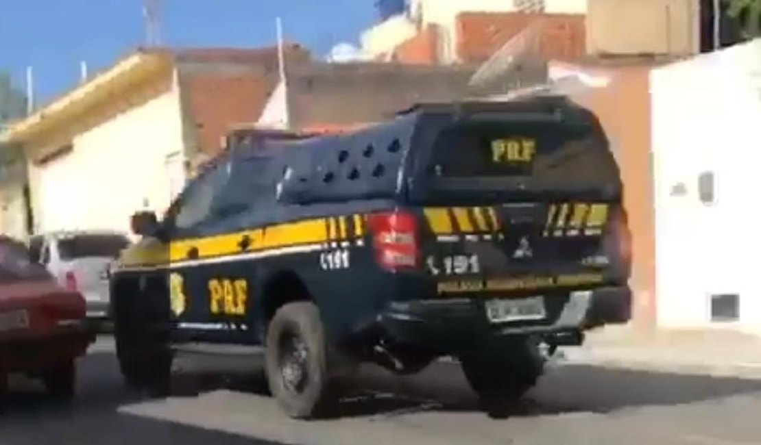 Vídeo. Em alta velocidade, condutor foge de abordagem da PRF no Sertão alagoano