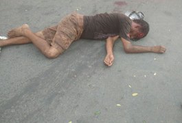 Homem é espancando por populares no centro de Arapiraca