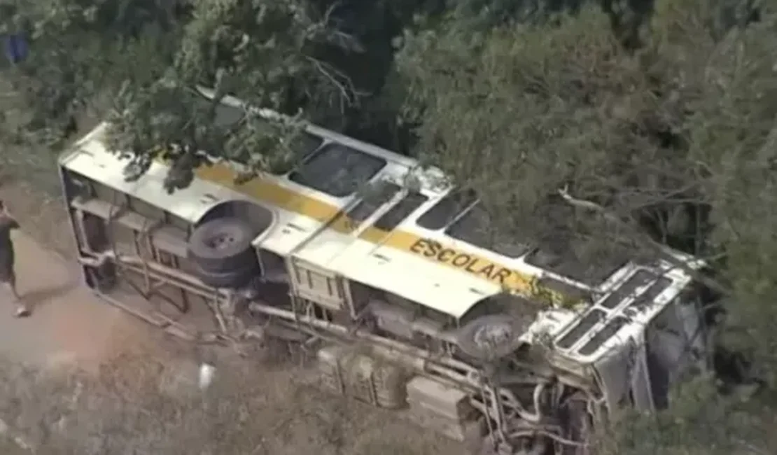 Ônibus escolar tomba e deixa 10 feridos em rodovia