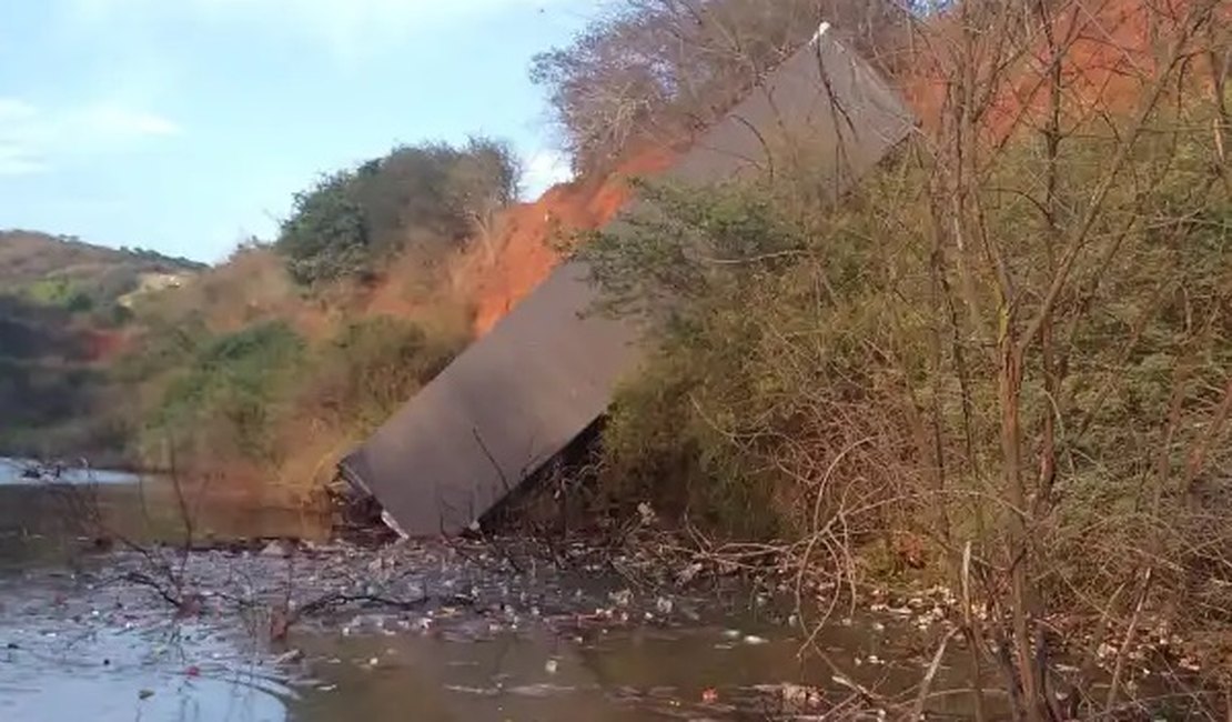 Carreta tomba na Serra das Espias na zona rural de Palmeira dos Índios