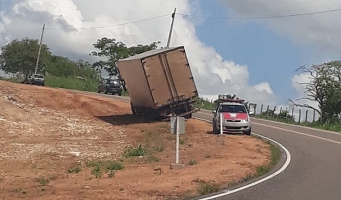 Populares saqueiam carga de produtos de limpeza de caminhão tombado na AL-220