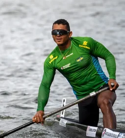 Isaquias Queiroz conquista ouro no Mundial de canoagem