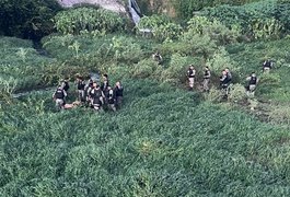 Após perseguição, dupla de assaltantes é rendida em açude, em Maceió