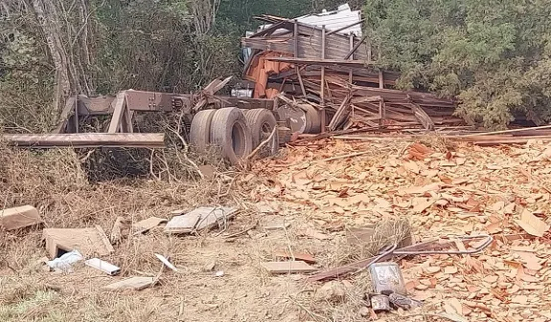 Caminhão carregado com telhas tomba e motorista fica ferido em Palmeira dos Índios