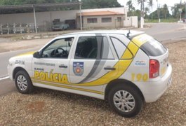 Jovem conduz motocicleta na contramão e é surpreendido pela polícia