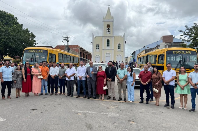 Inaugurações e entregas de veículos marcam festividade de 72 anos de Feira Grande; assista