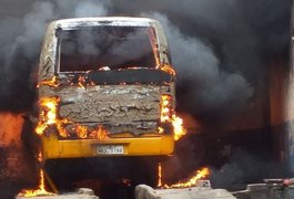 Vídeo. Ônibus escolar pega fogo dentro de garagem municipal, no interior alagoano