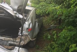 Buraco na pista causa acidente em Marechal Deodoro