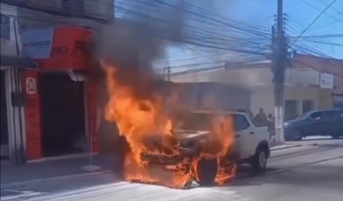 Carro fica destruído após pegar fogo em movimentada avenida do bairro Feitosa, em Maceió