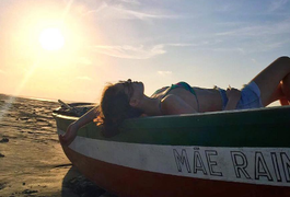 Camila Queiroz relaxa em proa de barco durante passeio em praia