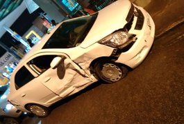 Na contramão, motorista causa acidente envolvendo três veículos e foge, em Arapiraca