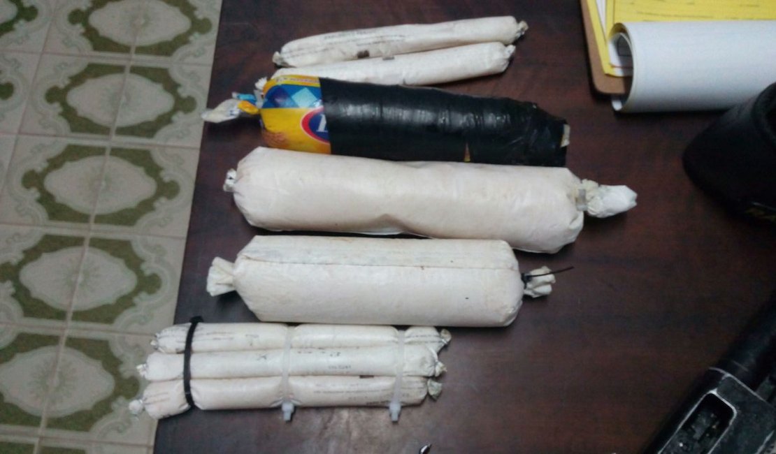 PM apreende automóvel com armas, dinamites e utensílios para roubo a bancos, em Arapiraca