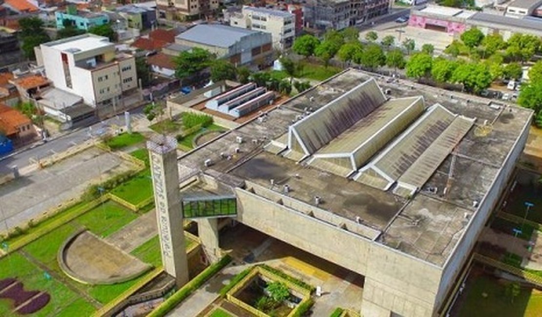 Autores de massacre planejavam explodir prefeitura de Suzano