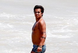 Thammy Miranda exibe bronzeado de sunguinha em praia da Bahia