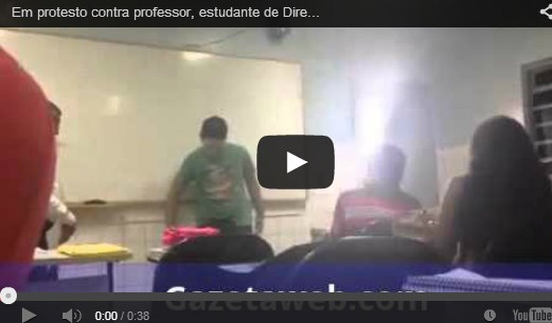 Aluno de Direito protesta contra professor e tira a calça durante aula