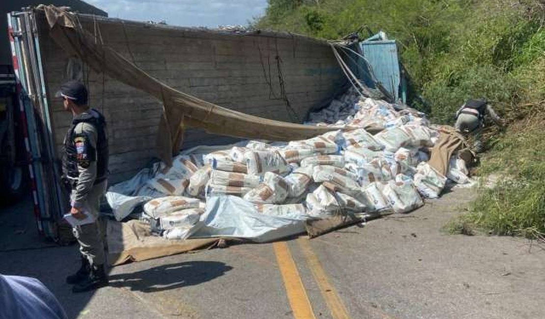 Motorista morre após caminhão carregado de sal tombar na Serra das Pias, em Palmeira dos Índios