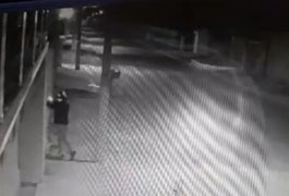 Vídeo. Imagens mostram motociclista colocando bomba em relógio de energia em residência, em Arapiraca