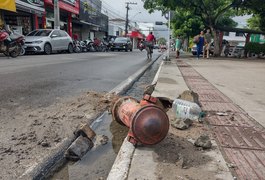 Condutor perde o controle da direção de veículo, sobe em praça e arranca hidrante, em Arapiraca