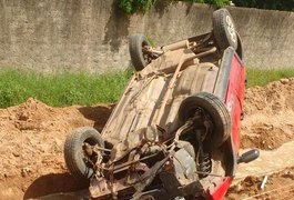 Carro capota deixando duas pessoas feridas em Igaci, no Agreste de Alagoas