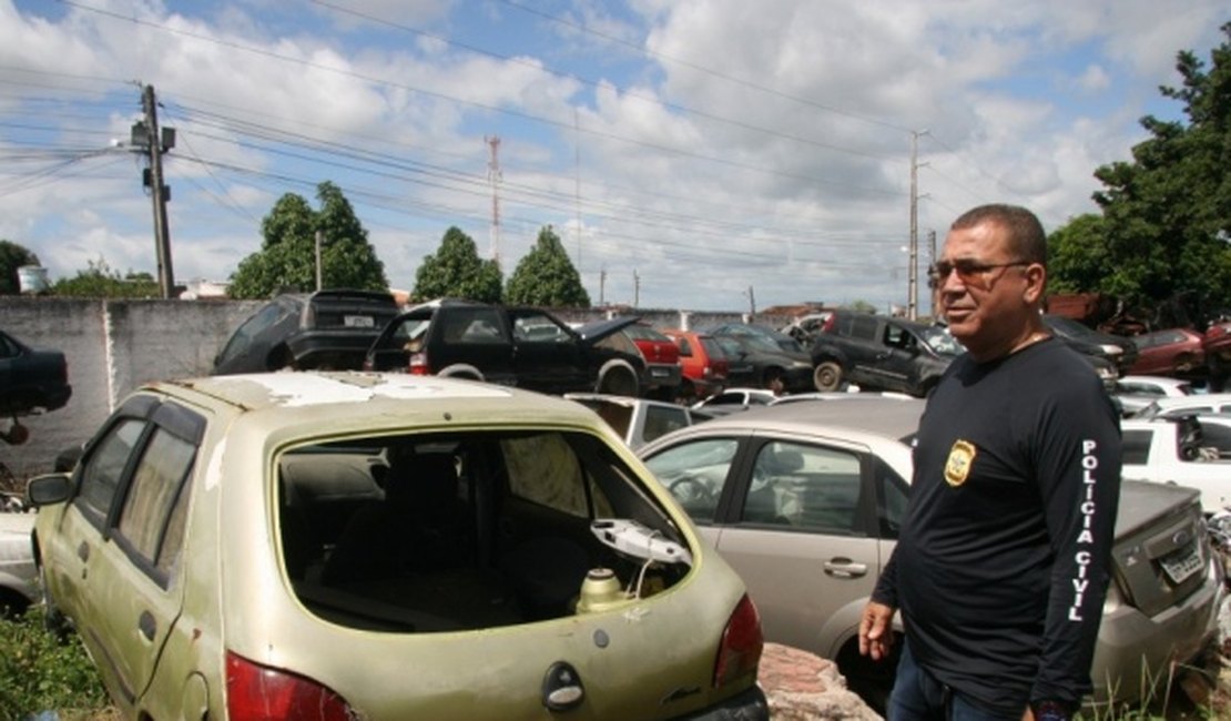 Pátio da Central de Polícia Civil de Arapiraca armazena um amontoado de sucata de veículos