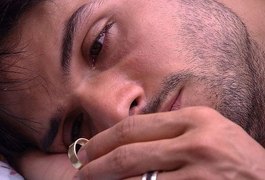 BBB 18: Deitado, Lucas chora com aliança na mão