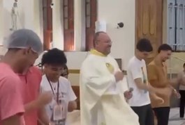 VÍDEO: Padre viraliza nas redes sociais ao dançar 'Passinho do Jamal' com jovens dentro da igreja