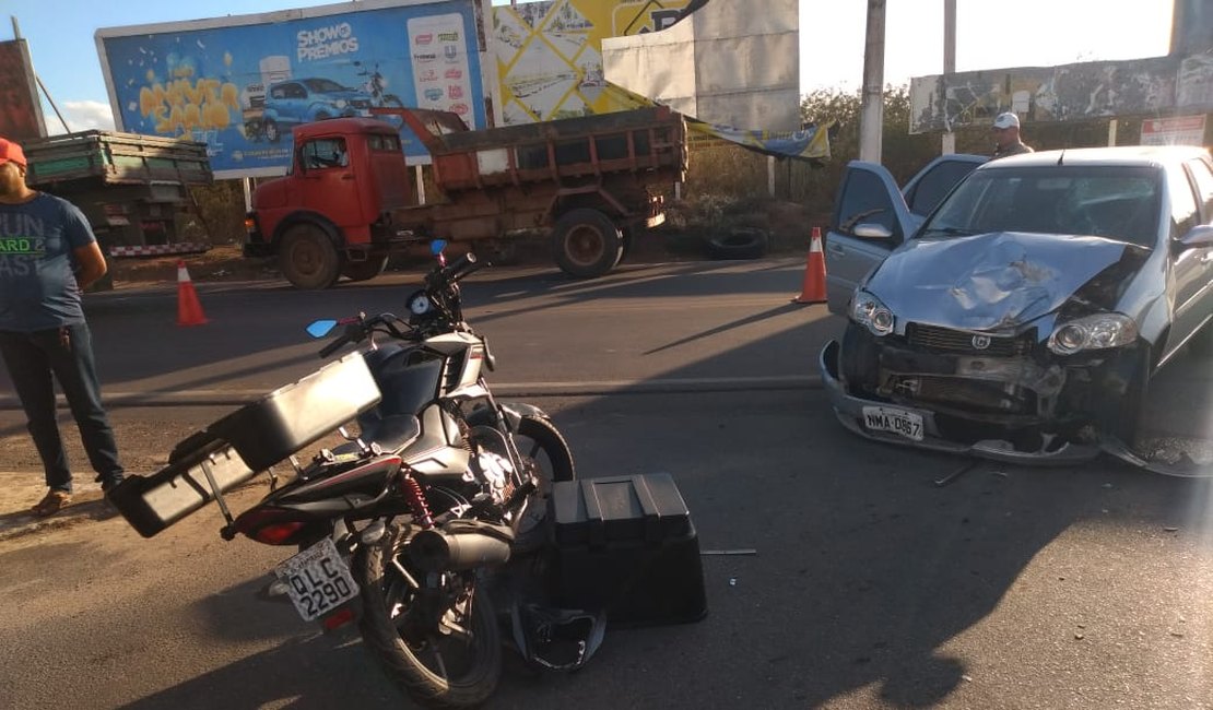 VÍDEO. Motorista que socorria vítima de atentado atinge motociclista em cheio na entrada do Olho D'Água dos Cazuzinhas