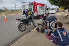 Colisão de carro em moto deixa homem ferido na AL 220, em Arapiraca