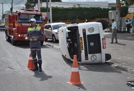 Kombi escolar capota após colidir com outro veículo em Maceió