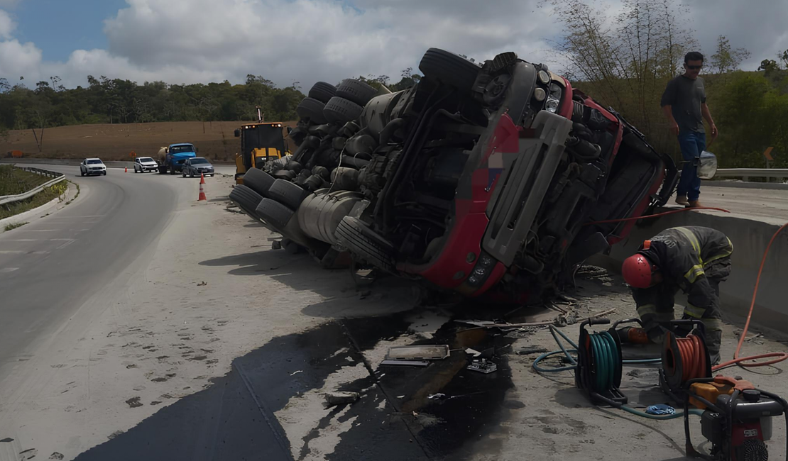 Motorista fica preso às ferragens após tombamento de caminhão em São Miguel dos Campos