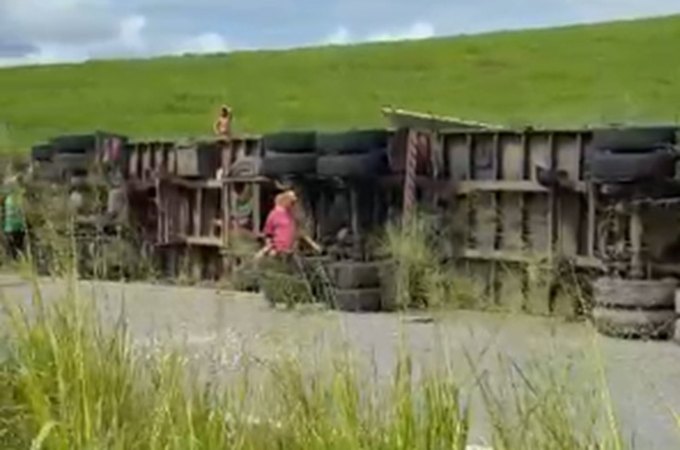 VÍDEO: Carreta com caixas de cerâmica tomba na BR-101 e motorista fica ferido, em Joaquim Gomes