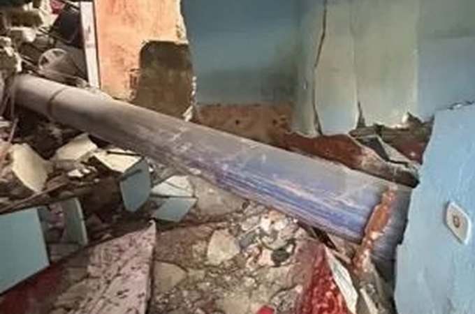 Mulher morre esmagada dentro de casa por cano que caiu de caminhão
