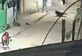 VÍDEO: Momento do assassinato no Conjunto Frei Damião, em Arapiraca, é registrado por câmera