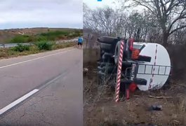 Caminhão com carga de combustível tomba na AL-220, em Jaramataia