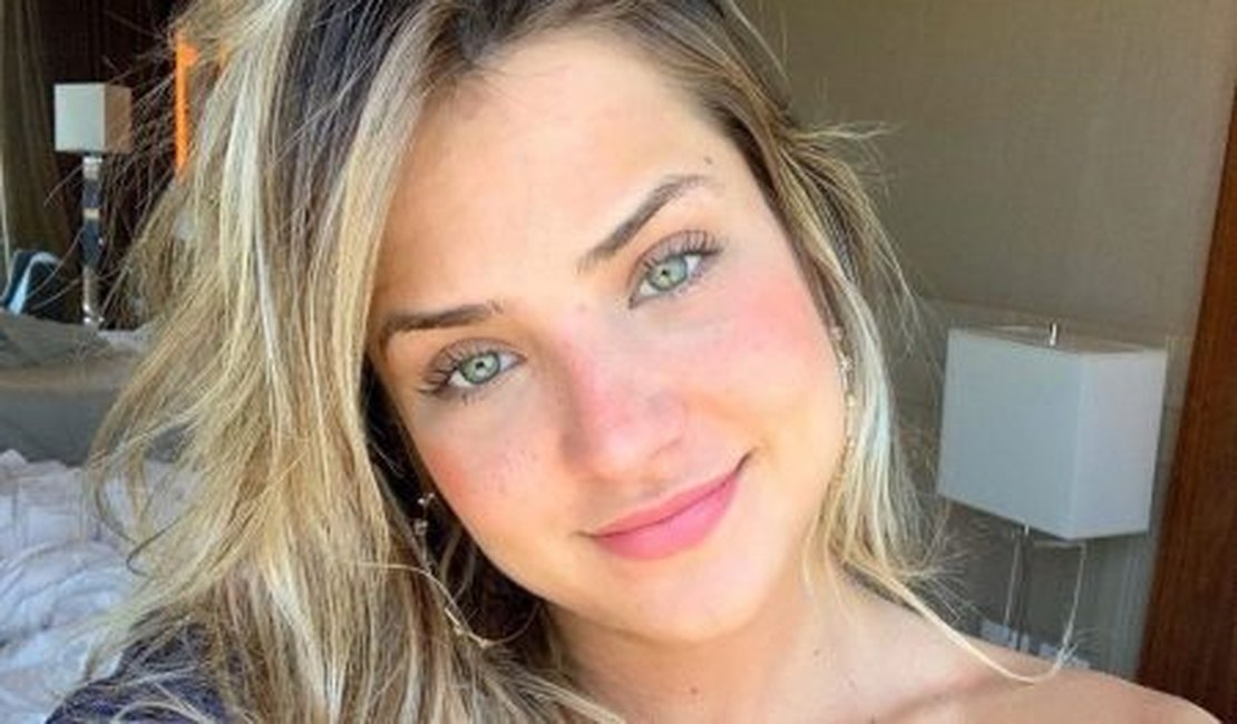 Ex-BBB20 Gabi Martins ganha outdoor para celebrar 7 milhões de seguidores