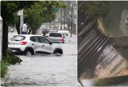 Forte chuva alaga ruas de Fortaleza e causa transtornos para a população