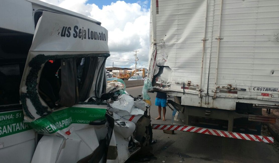 Vídeo: Colisão entre van de transporte alternativo e caminhão baú deixa pai e filho feridos, em Arapiraca